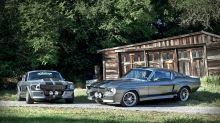 Два Ford Mustang Eleanor около заброшенного домика